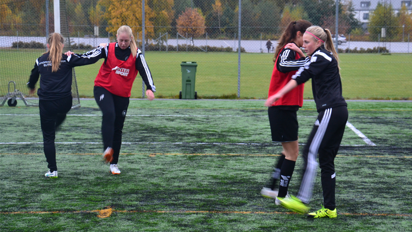 Fyra tjejer på en fotbollsplan