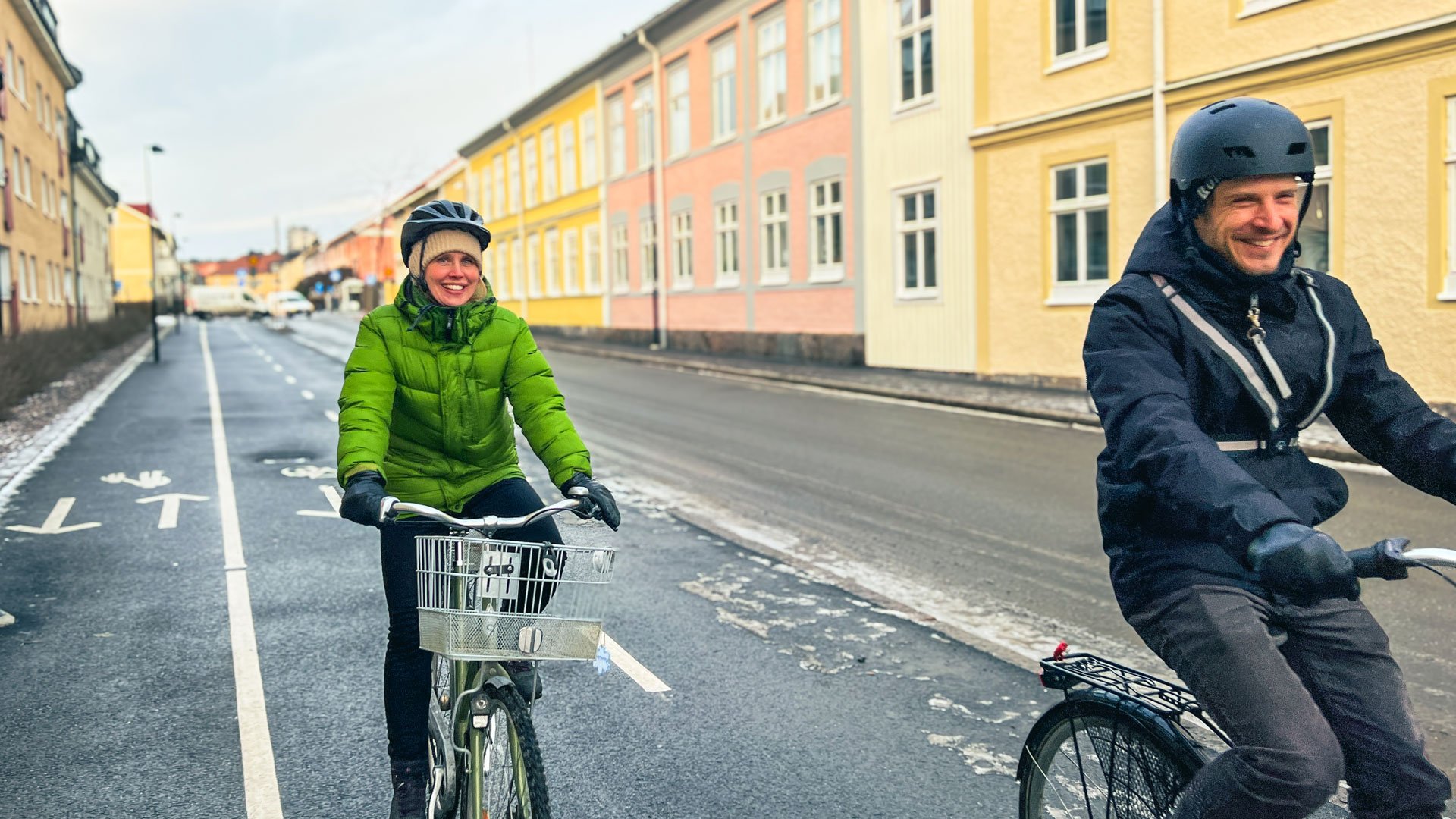 två cyklister som cyklar på cykelväg i vinterväder