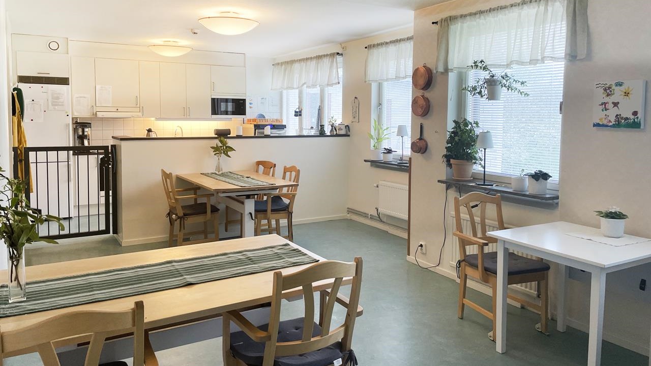 Allmänt utrymme, matsalsdel med kök och köksmöbler på boendet Lundagården