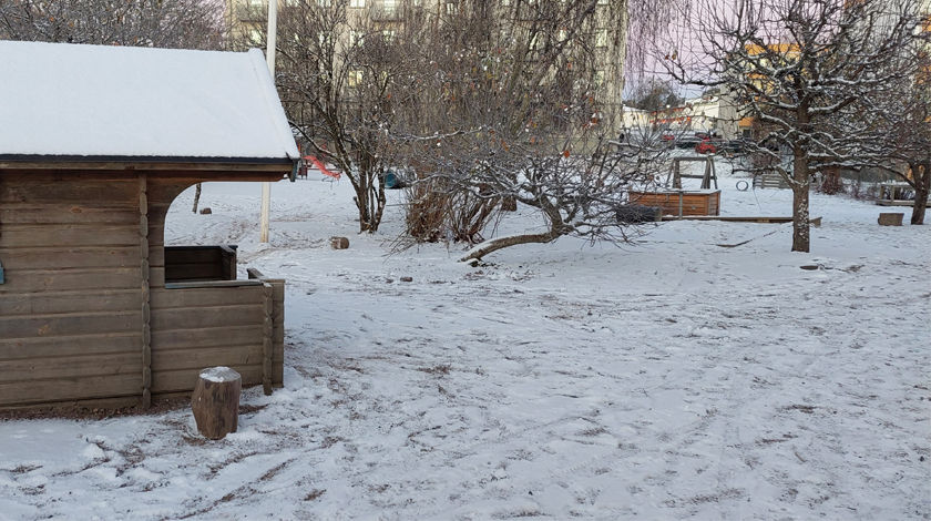 En liten stuga på förskolans gård