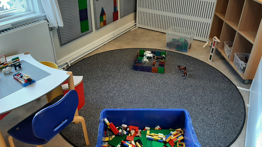 Bild på ett rum med legolåda och lego uppbyggt