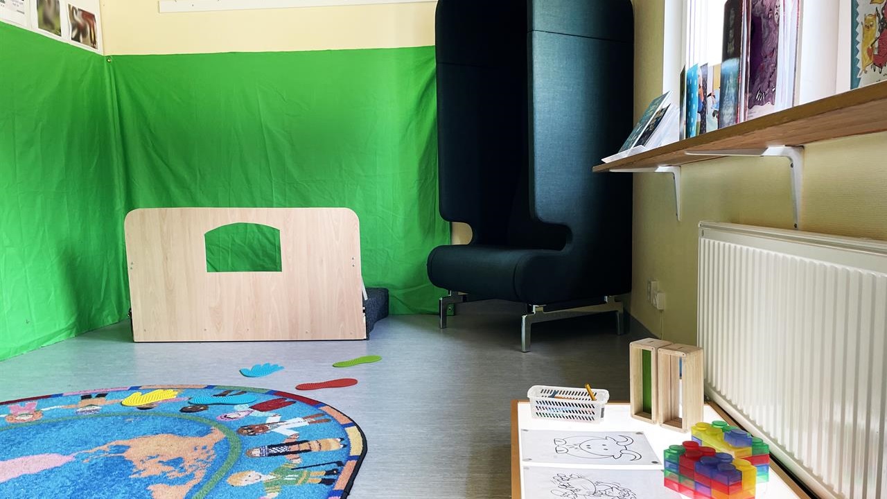 Teknikrum på förskolan. Stor dataskärm och bord med lysrör i. 