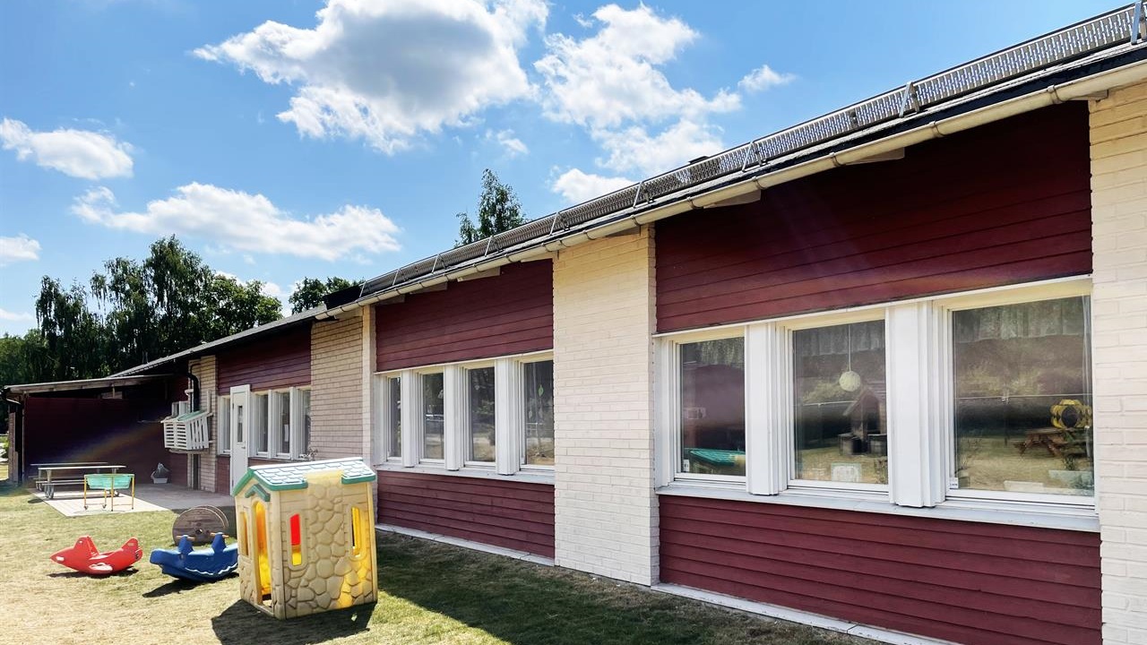 Den röda låga byggnaden för Råby förskola 