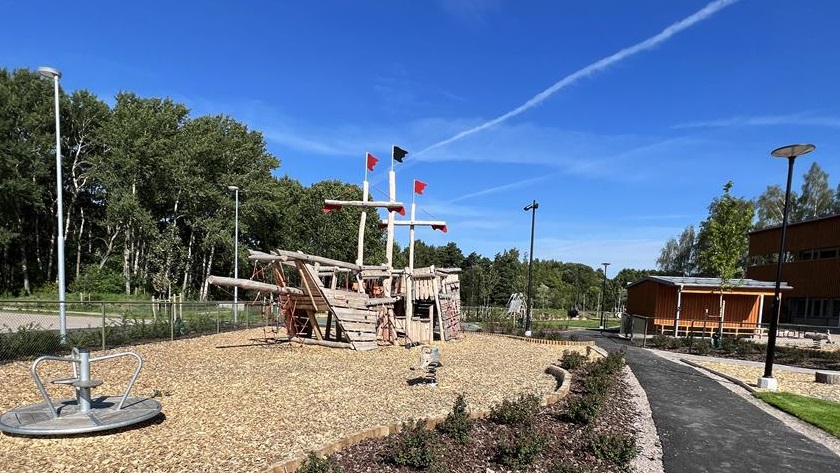 Del av gården på Släbro förskola med lekskepp och snurrgunga 