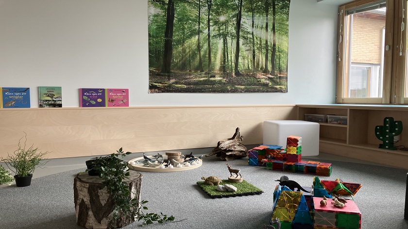 Ett av rummen på förskola med byggklossar och djur