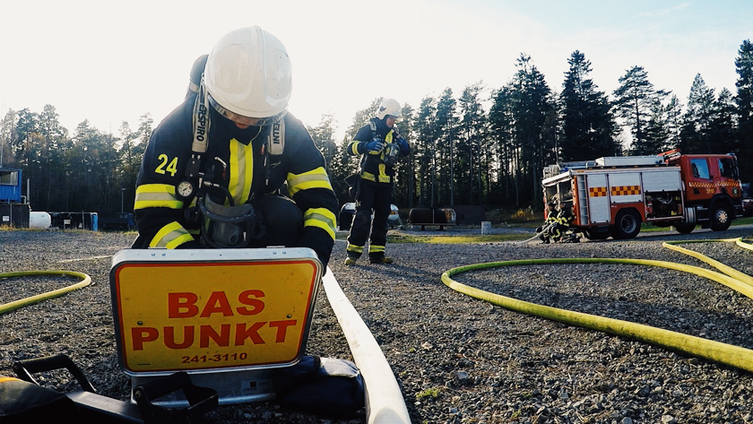 Brandmän ute på ett övningsfält