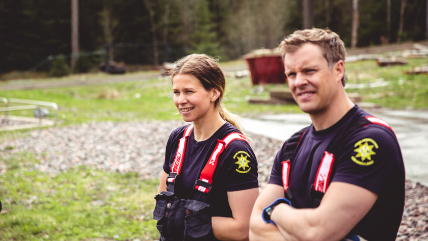 En kvinnlig och en manlig brandman En kvinnlig och en manlig brandman